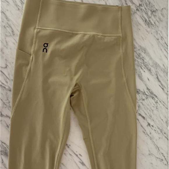 On Running High-Waist Active Leggings + Matching Crop Top - Picture 3 of 7